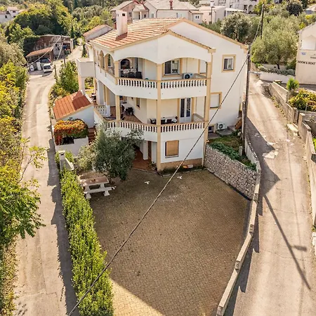 2 Bedroom Awesome In Lukoran