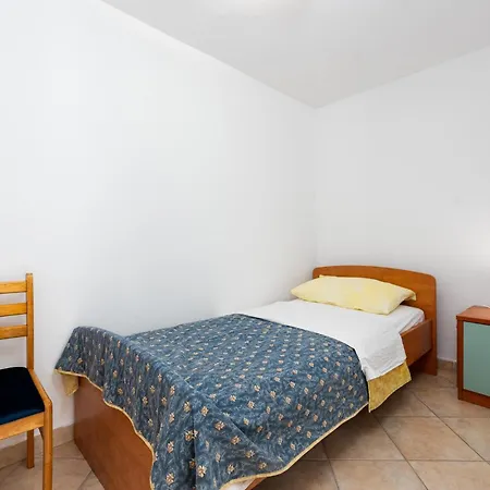 2 Bedroom Awesome In דירה Lukoran